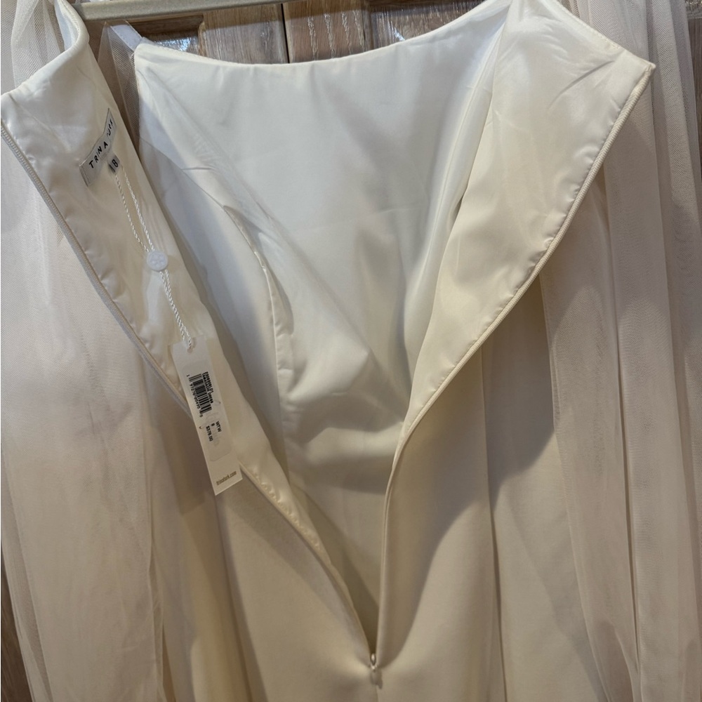 NWT, Elegant Trina Turk Tamadachi sheath dress size 8. ($378.00 Tag) - Picture 4 of 6